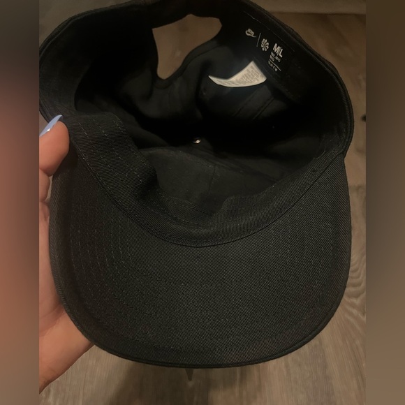 Nike Unisex Black and White Logo Cap. Size M/L - Picture 3 of 4